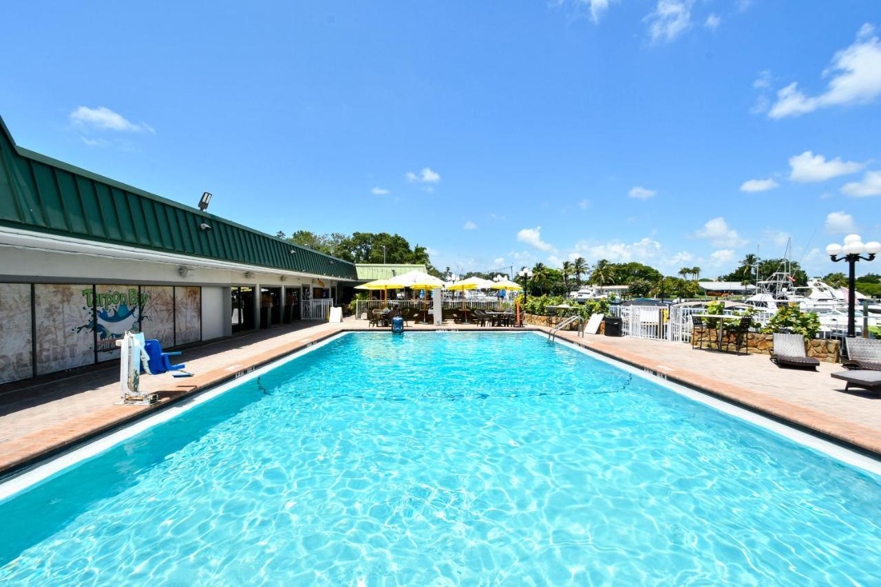 Remodeled, Huge Pool, Tiki Bar & Grill, Quiet Room Sarasota Exterior photo