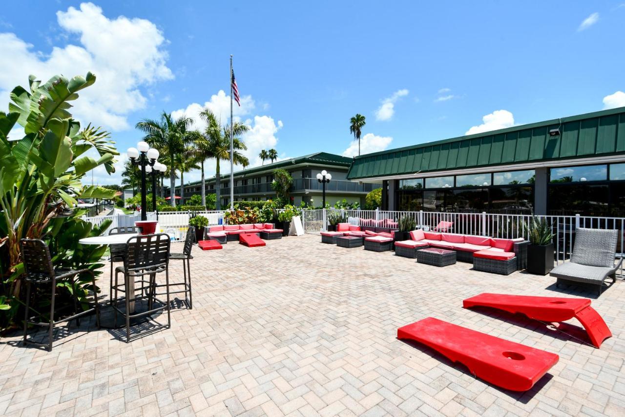 Remodeled, Huge Pool, Tiki Bar & Grill, Quiet Room Sarasota Exterior photo