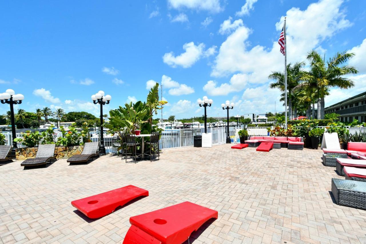 Remodeled, Huge Pool, Tiki Bar & Grill, Quiet Room Sarasota Exterior photo